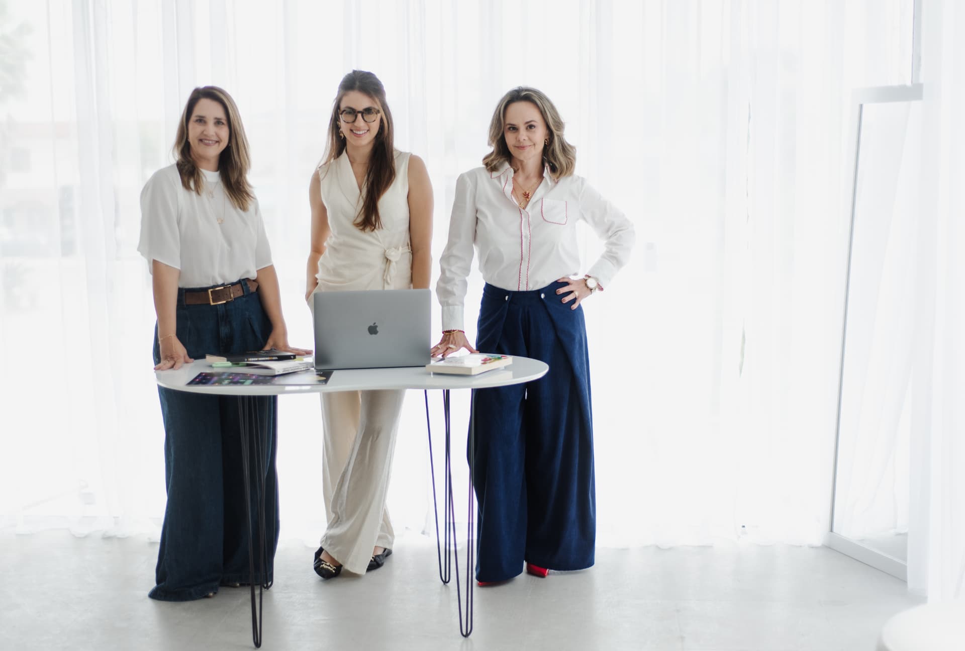 Equipe da Hécate Hub com parceiras da Pipa Design Cultural e Flow.er
